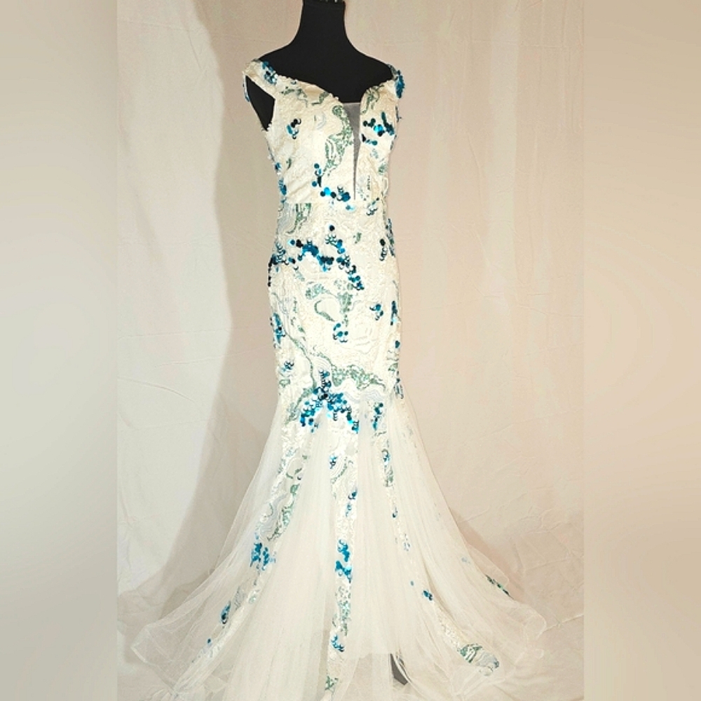 NEW WITHOUT TAGS.  SIZE M. FAERIESTY GOWN. BEAUTIFUL